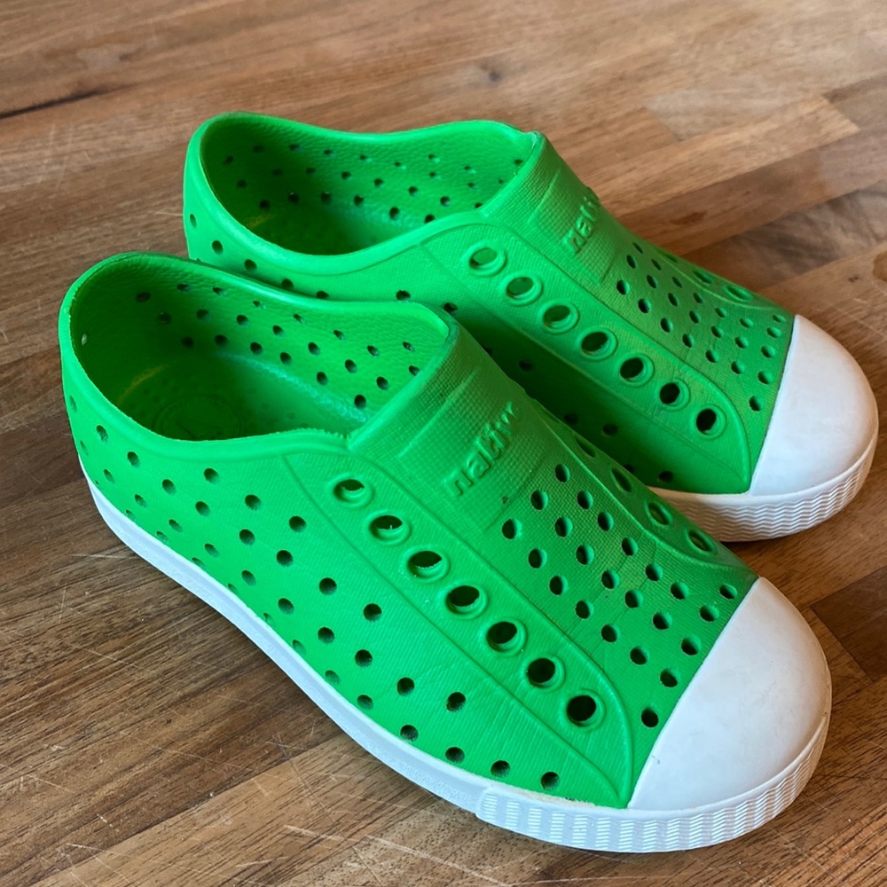 NATIVE shoes! 💚💚